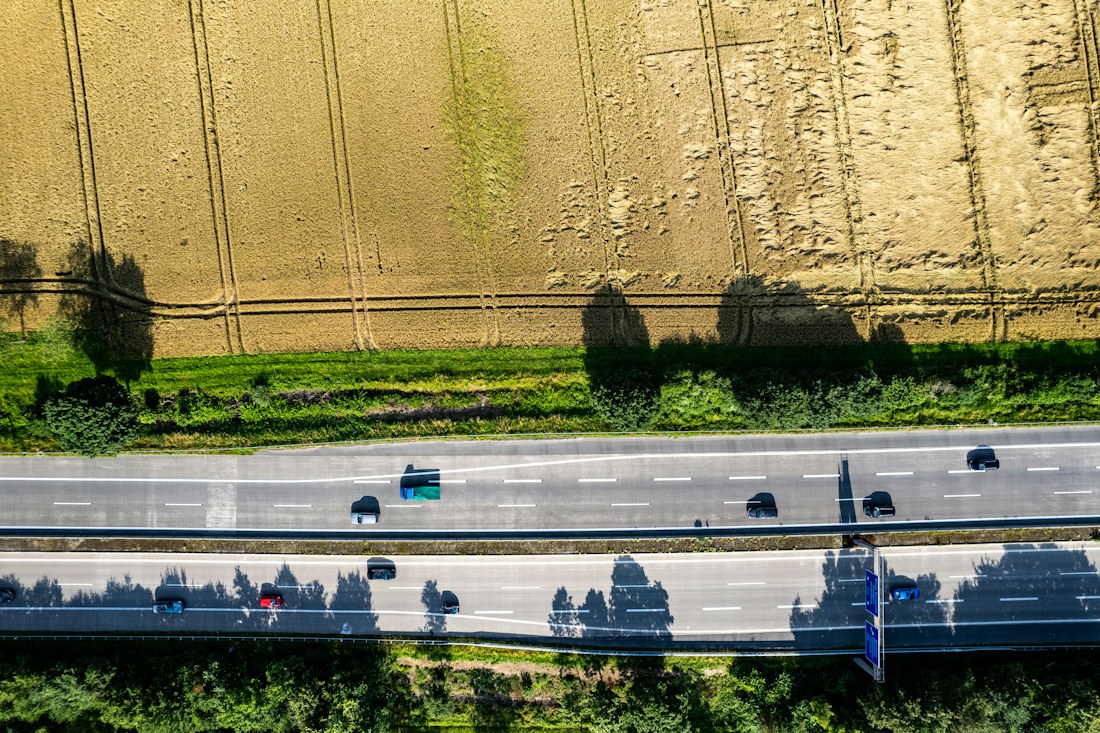 Carretera que atraviesa una zona de terrenos agrícolas