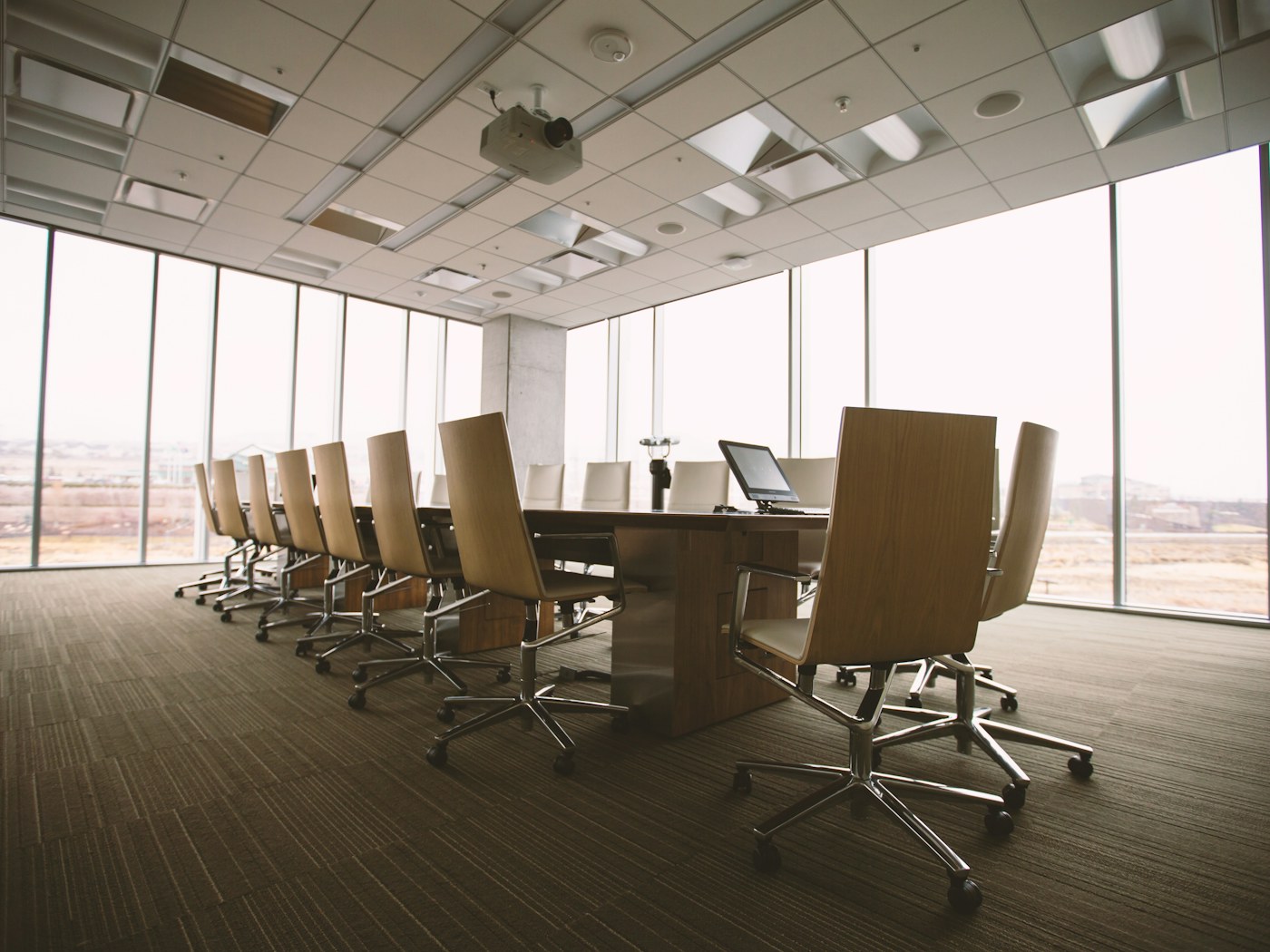 Sala de reuniones contemporánea que ilustra el carácter institucional del despacho; no son sus oficinas reales